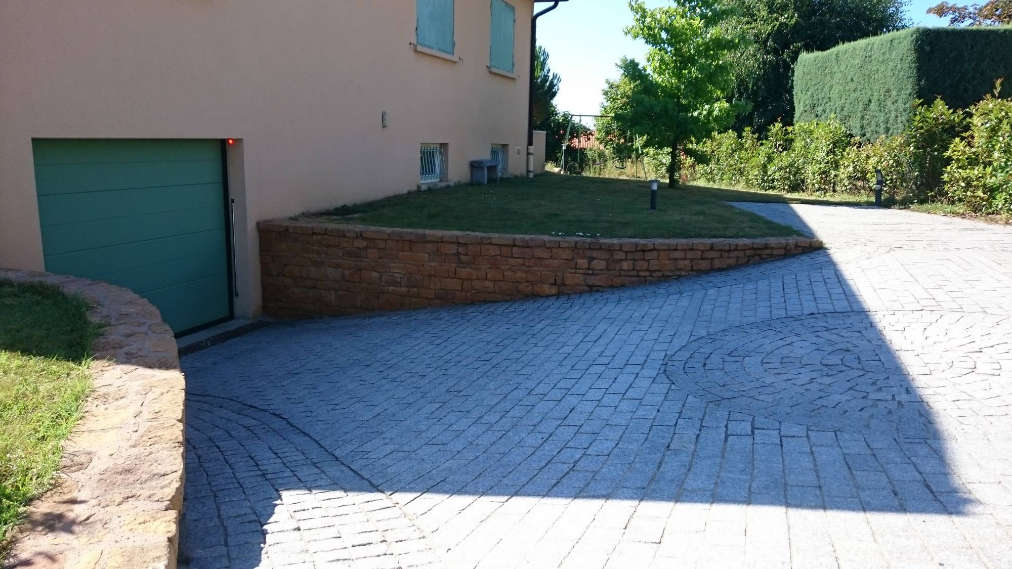 voie-acces-pave-granit-EBOL