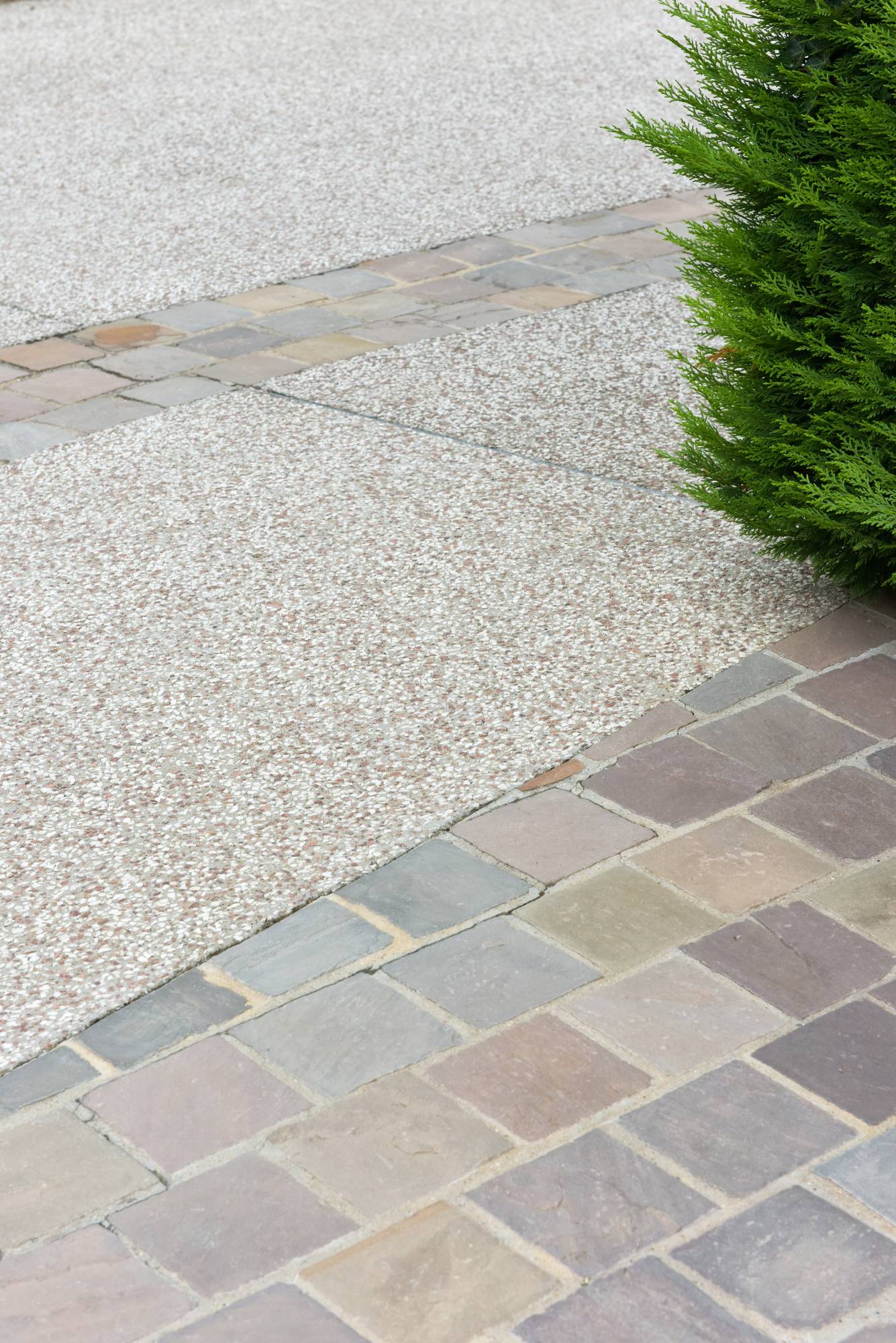 voie-acces-pave-pierre-beton-desactive-EBOL2025-12