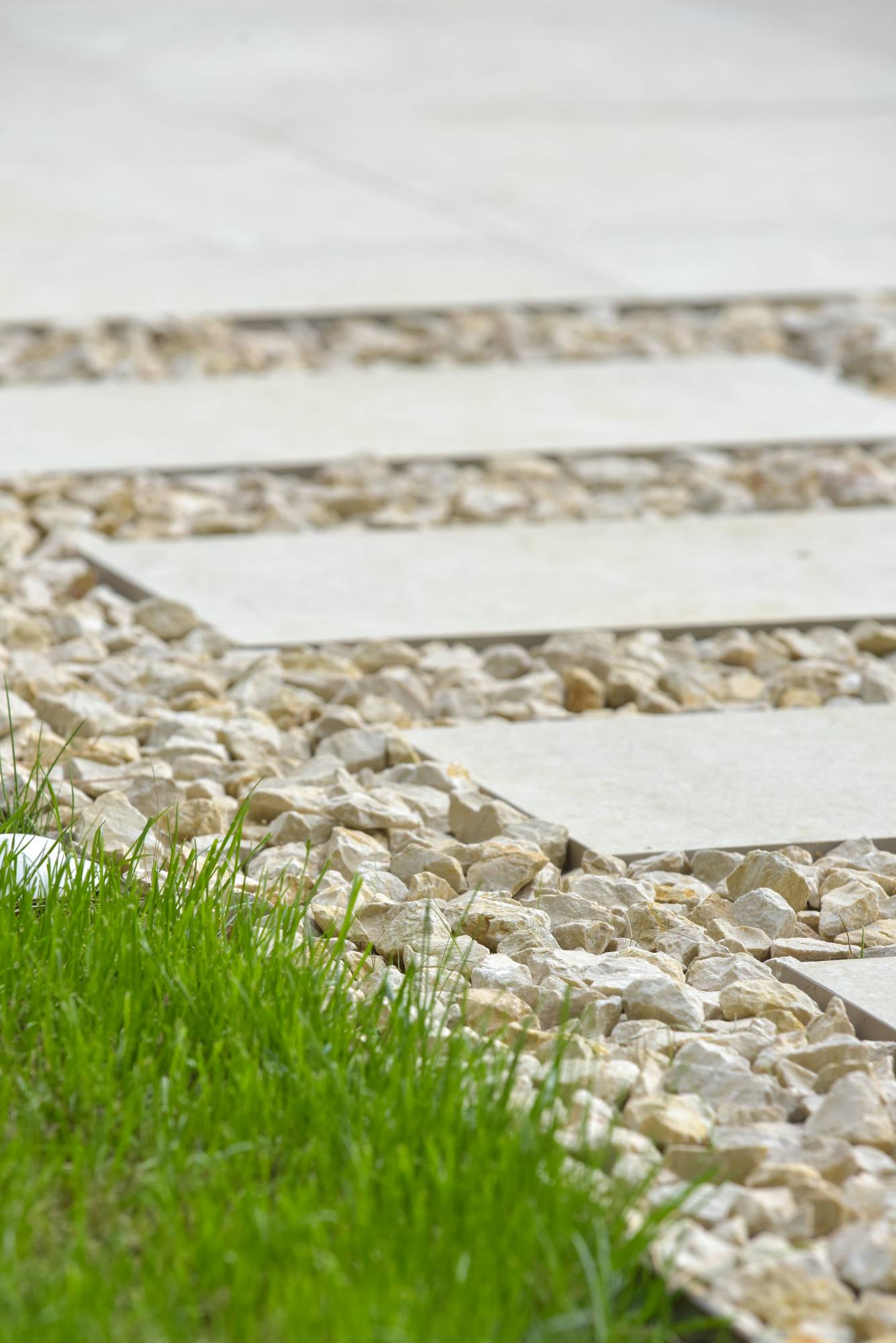 voie-acces-pave-pierre-beton-desactive-EBOL2025-23